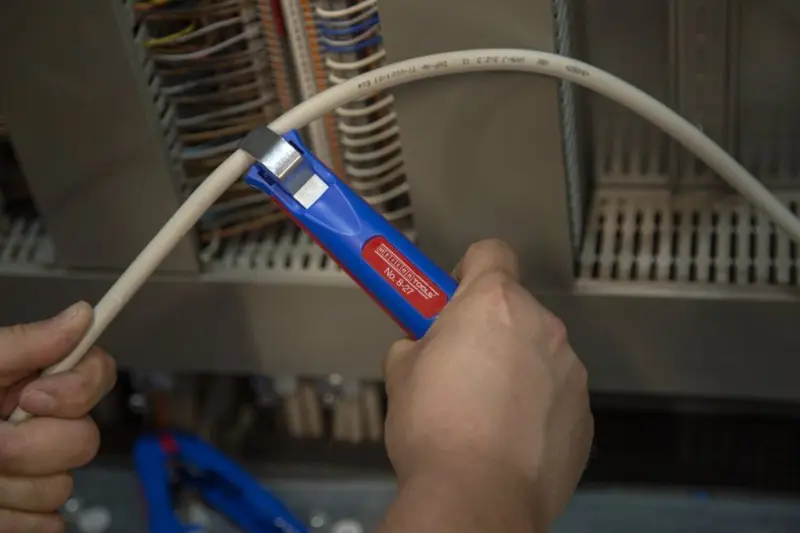 148155-50050227-kabelmesser-no-8-27-06