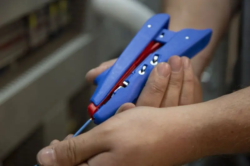 148251-51000300-duo-crimp-no-300-serverraum-2