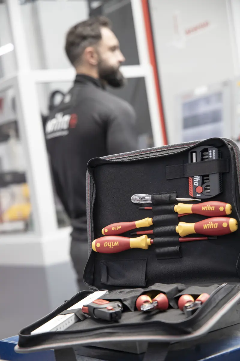 167839-anw-9300035-tool-set-electrician-05