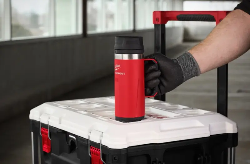 Hrnek Milwaukee PACKOUT™ s madlem a víčkem červená 532 ml, 4932493471 (MI4932493471)