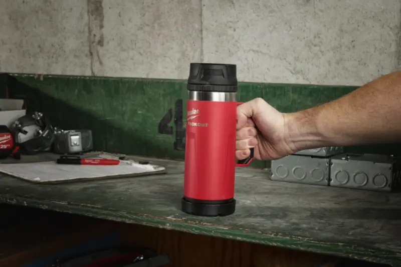 Hrnek Milwaukee PACKOUT™ s madlem a víčkem červená 532 ml, 4932493471 (MI4932493471)