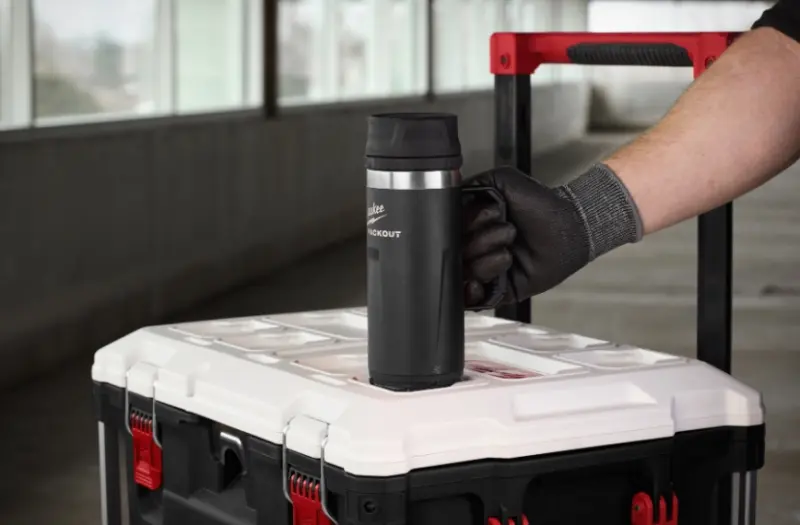 Hrnek Milwaukee PACKOUT™ s madlem a víčkem černá 532 ml, 4932493472 (MI4932493472)