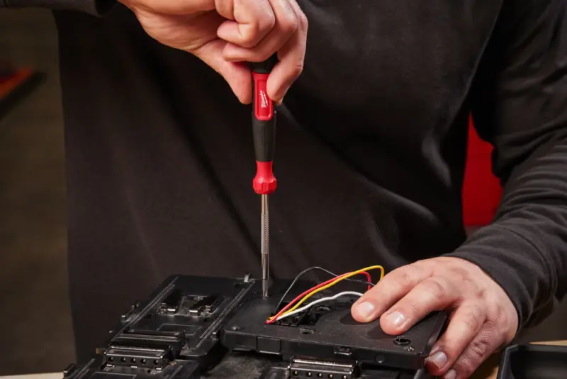 172707-mi4932498177-7-mikrosroubovak-milwaukee-s-vymennymi-bity-multi-bit-39v1-v-prenosnem-baleni