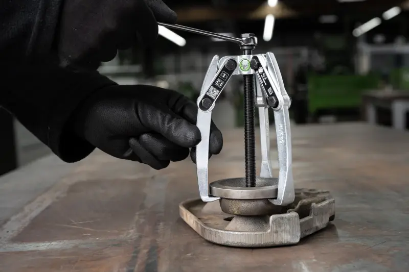 Stahovak 42-1 3-ramenny 65x65mm KUKKO (EDE69130065)