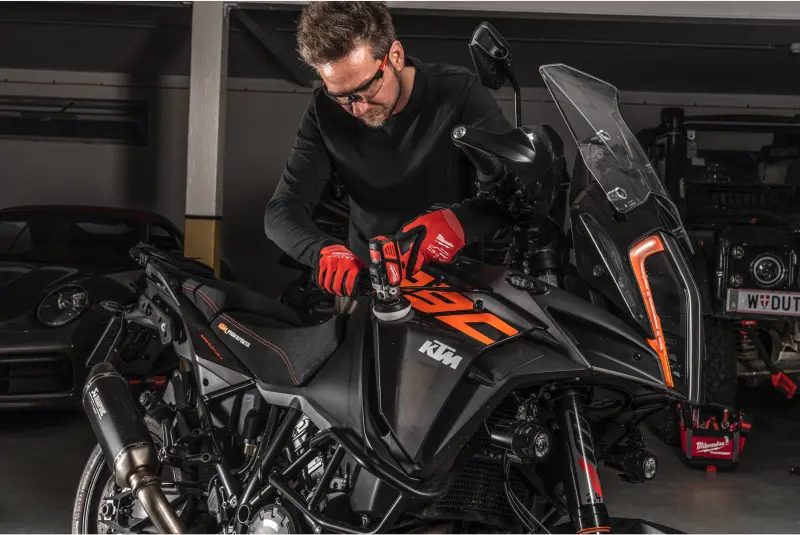 Aku leštička Milwaukee M12 BPS-421X, leštící bruska 50-76 mm, 1x aku M12 B2 a M12 B4 + nabíječka M12 C12 C, 4933447799 (MI4933447799)