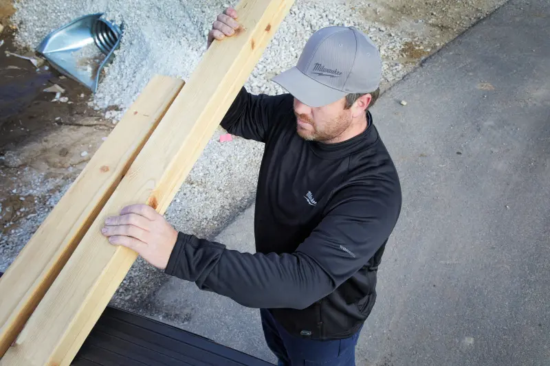 Aku vyhřívané tričko Milwaukee Workskin L4 HBLB-301M (M) černé, 1x Aku L4 B3 + nabíječka L4 USBPS, 4933478082 (MI4933478082)