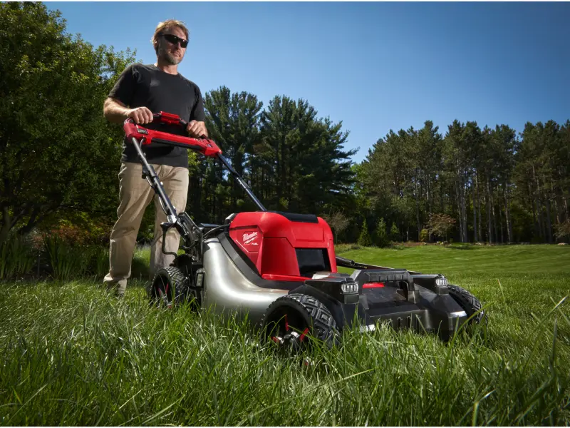 189443-milwaukee-m18-f2lm53-sekacka-na-travu-19