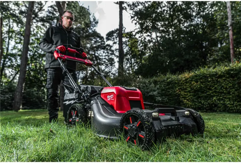 189443-milwaukee-m18-f2lm53-sekacka-na-travu-29