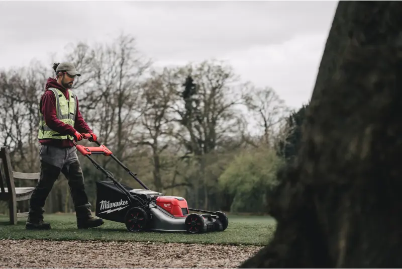 Aku sekačka na trávu Milwaukee M18 F2LM53-122, záběr 53 cm, s pojezdem, s košem, 2x Aku M18 HB12 + nabíječka M18 DFC, 4933479585 (MI4933479585)