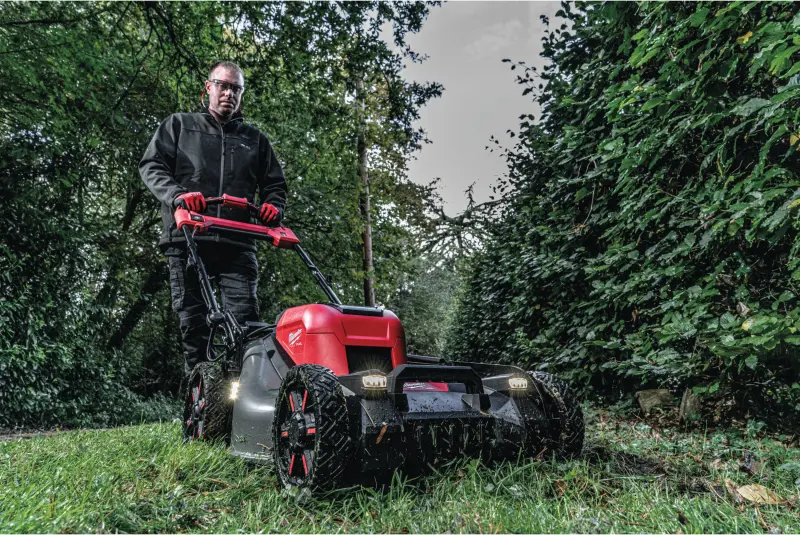 Aku sekačka na trávu Milwaukee M18 F2LM53-122, záběr 53 cm, s pojezdem, s košem, 2x Aku M18 HB12 + nabíječka M18 DFC, 4933479585 (MI4933479585)
