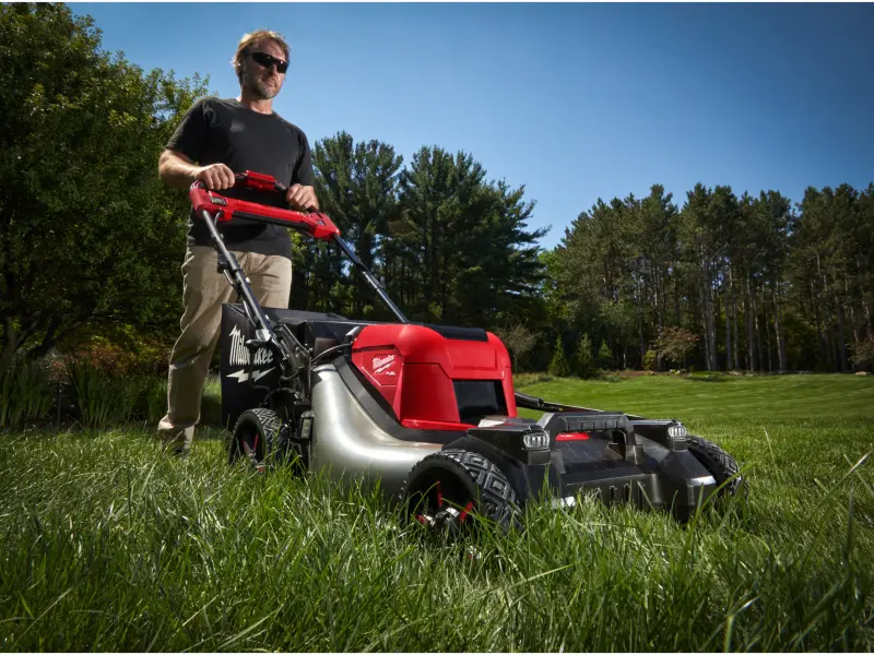 Aku sekačka na trávu Milwaukee M18 F2LM53-122, záběr 53 cm, s pojezdem, s košem, 2x Aku M18 HB12 + nabíječka M18 DFC, 4933479585 (MI4933479585)