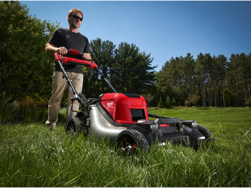 Aku sekačka na trávu Milwaukee M18 F2LM53-122, záběr 53 cm, s pojezdem, s košem, 2x Aku M18 HB12 + nabíječka M18 DFC, 4933479585 (MI4933479585)