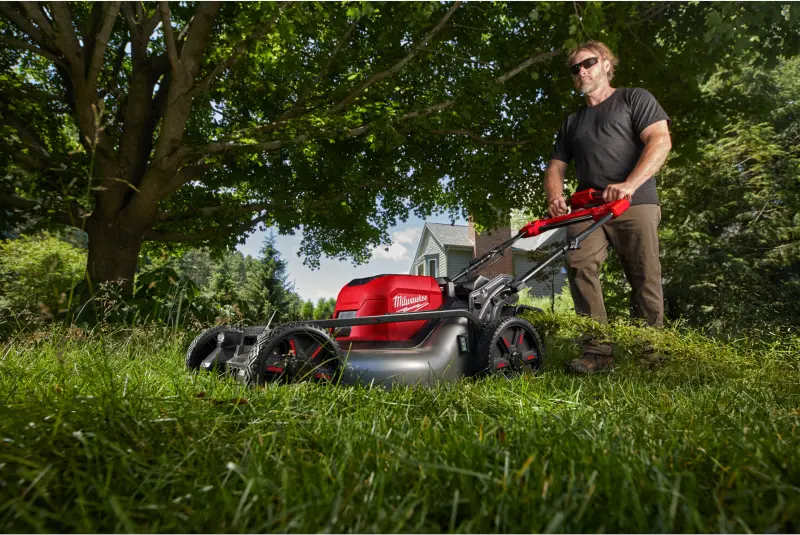 Aku sekačka na trávu Milwaukee M18 F2LM53-122, záběr 53 cm, s pojezdem, s košem, 2x Aku M18 HB12 + nabíječka M18 DFC, 4933479585 (MI4933479585)
