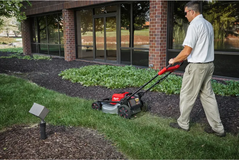 Aku sekačka na trávu Milwaukee M18 F2LM53-122, záběr 53 cm, s pojezdem, s košem, 2x Aku M18 HB12 + nabíječka M18 DFC, 4933479585 (MI4933479585)