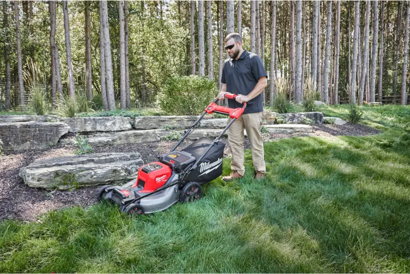 Aku sekačka na trávu Milwaukee M18 F2LM53-122, záběr 53 cm, s pojezdem, s košem, 2x Aku M18 HB12 + nabíječka M18 DFC, 4933479585 (MI4933479585)