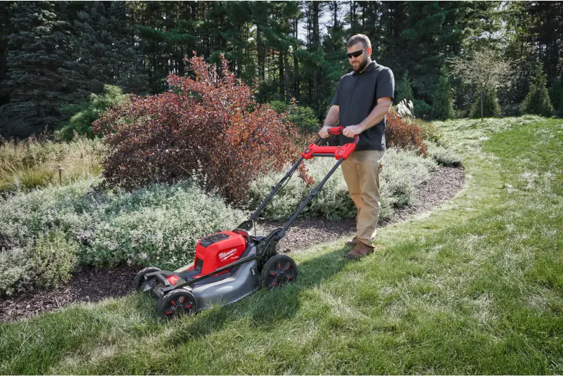 Aku sekačka na trávu Milwaukee M18 F2LM53-122, záběr 53 cm, s pojezdem, s košem, 2x Aku M18 HB12 + nabíječka M18 DFC, 4933479585 (MI4933479585)