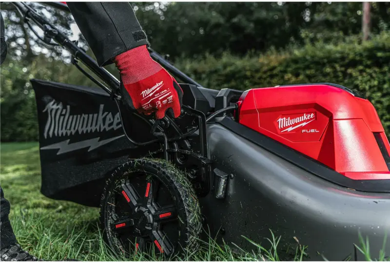 Aku sekačka na trávu Milwaukee M18 F2LM53-122, záběr 53 cm, s pojezdem, s košem, 2x Aku M18 HB12 + nabíječka M18 DFC, 4933479585 (MI4933479585)