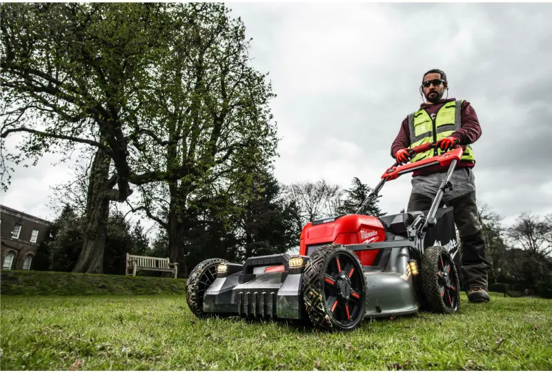 Aku sekačka na trávu Milwaukee M18 F2LM53-122, záběr 53 cm, s pojezdem, s košem, 2x Aku M18 HB12 + nabíječka M18 DFC, 4933479585 (MI4933479585)