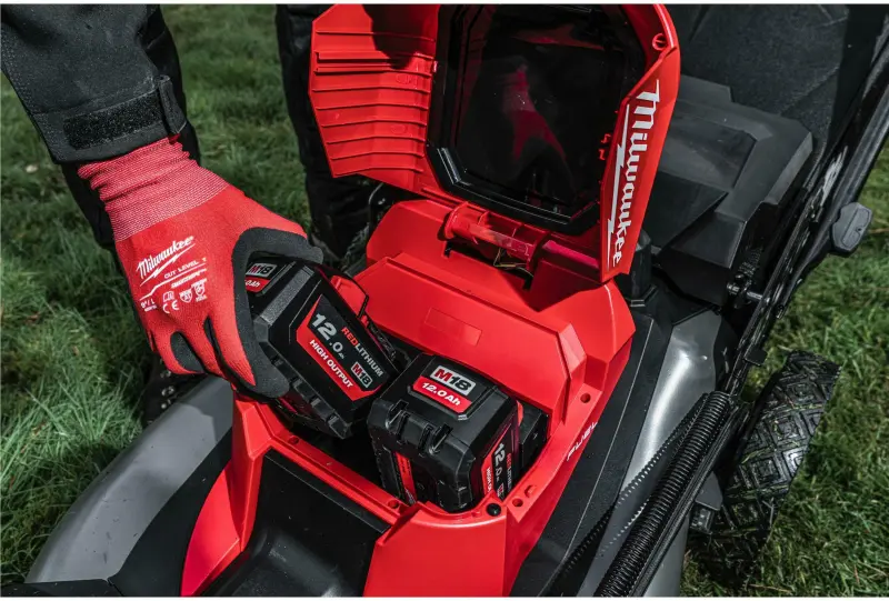 Aku sekačka na trávu Milwaukee M18 F2LM53-122, záběr 53 cm, s pojezdem, s košem, 2x Aku M18 HB12 + nabíječka M18 DFC, 4933479585 (MI4933479585)