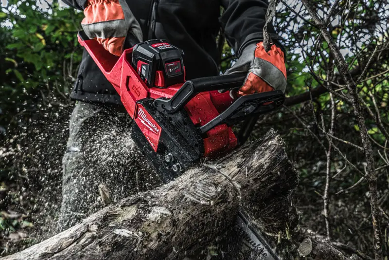Aku řetězová pila Milwaukee M18 FCHS35-122, lišta 35 cm, 2x Aku M18 HB12 + nabíječka M12-18 FC, 4933479679 (MI4933479679)