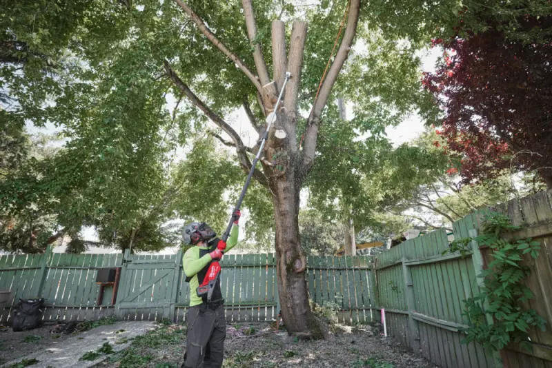 Aku teleskopická řetězová prořezávací pila Milwaukee M18 FTPS30-121, lišta 30 cm, 1x Aku M18 HB12 + nabíječka M12-18 FC, 4933480869 (MI4933480869)