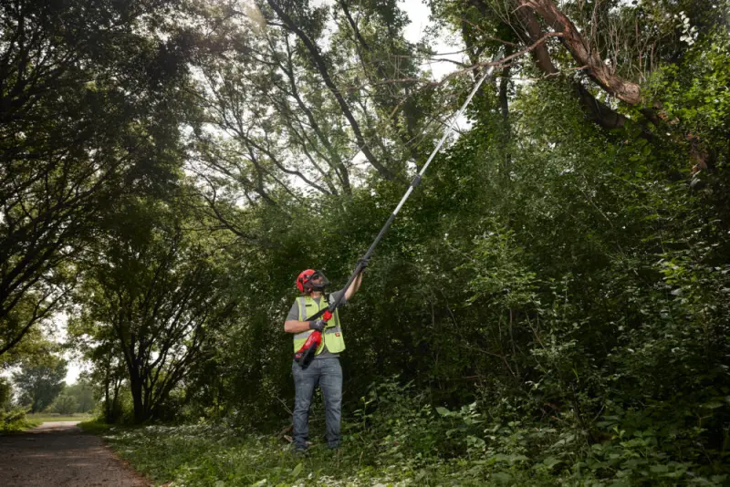 Aku teleskopická řetězová prořezávací pila Milwaukee M18 FTPS30-121, lišta 30 cm, 1x Aku M18 HB12 + nabíječka M12-18 FC, 4933480869 (MI4933480869)