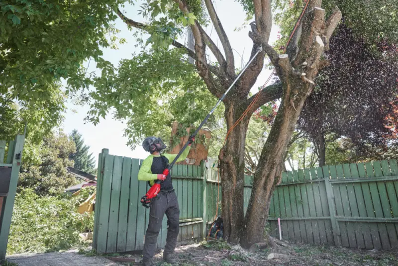 Aku teleskopická řetězová prořezávací pila Milwaukee M18 FTPS30-121, lišta 30 cm, 1x Aku M18 HB12 + nabíječka M12-18 FC, 4933480869 (MI4933480869)