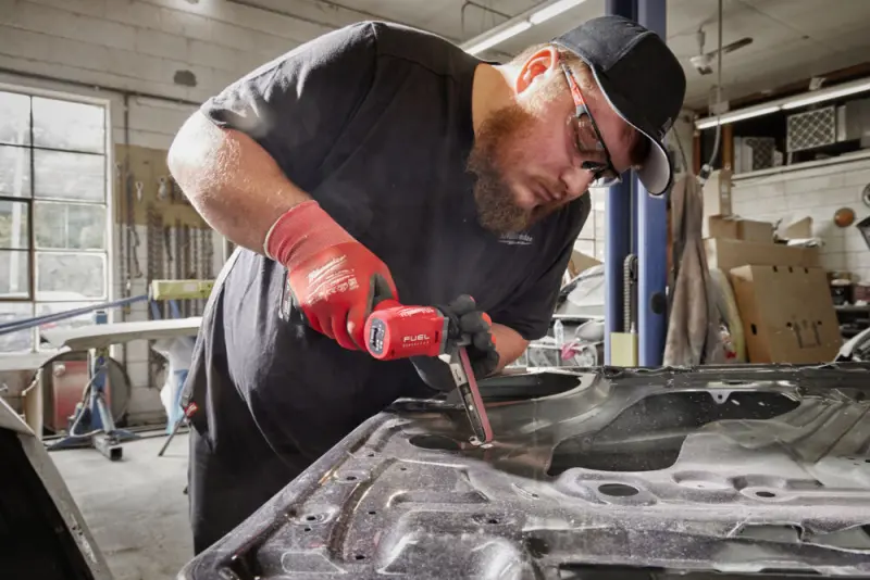 Aku pásová bruska Milwaukee M12 FBLF10-402B, 10 x 330 mm, 2x Aku (12V, 4,0 Ah), 4933480959 (MI4933480959)