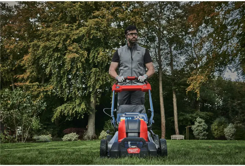 Aku sekačka na trávu Milwaukee M18 F2LM46-802, záběr 46 cm, s pojezdem, s košem, 2x Aku M18 HB8 + nabíječka M18 DFC, 4933492011 (MI4933492011)