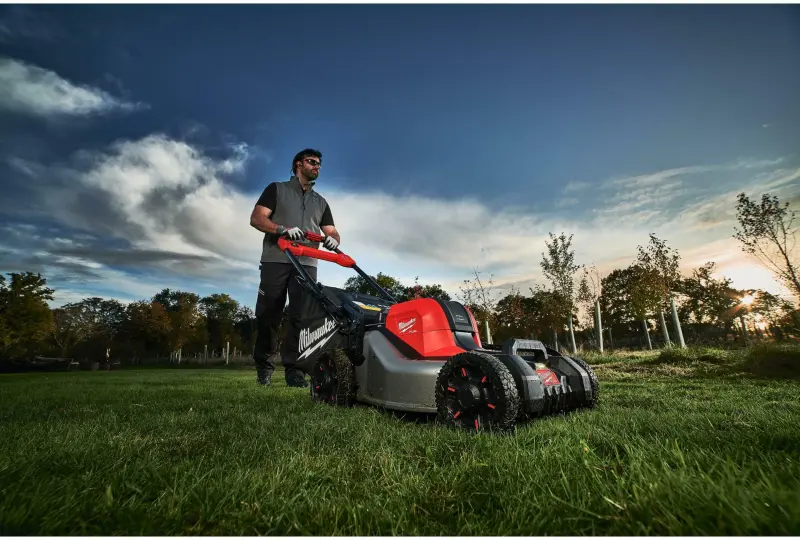 Aku sekačka na trávu Milwaukee M18 F2LM46-802, záběr 46 cm, s pojezdem, s košem, 2x Aku M18 HB8 + nabíječka M18 DFC, 4933492011 (MI4933492011)