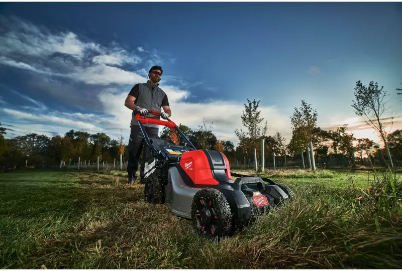 Aku sekačka na trávu Milwaukee M18 F2LM46-802, záběr 46 cm, s pojezdem, s košem, 2x Aku M18 HB8 + nabíječka M18 DFC, 4933492011 (MI4933492011)