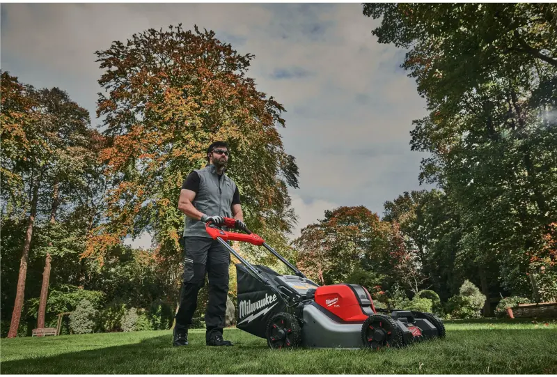 Aku sekačka na trávu Milwaukee M18 F2LM46-802, záběr 46 cm, s pojezdem, s košem, 2x Aku M18 HB8 + nabíječka M18 DFC, 4933492011 (MI4933492011)