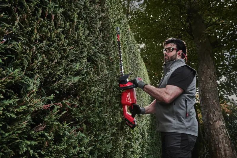 Aku nůžky/plotostřih na živý plot Milwaukee M18 FHET60-802, lišta 60 cm, 2x Aku M18 HB8 + nabíječka M12-18 FC, 4933493291 (MI4933493291)