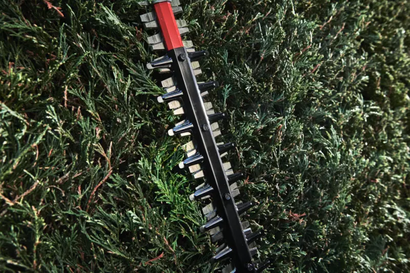 Aku nůžky/plotostřih na živý plot Milwaukee M18 FHET60-802, lišta 60 cm, 2x Aku M18 HB8 + nabíječka M12-18 FC, 4933493291 (MI4933493291)