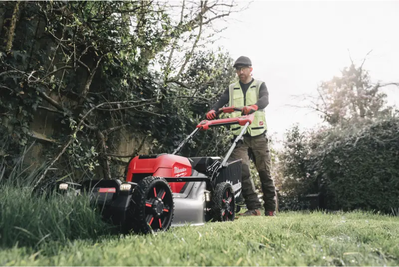 192353-milwaukee-m18-f2lm53-sekacka-na-travu-13