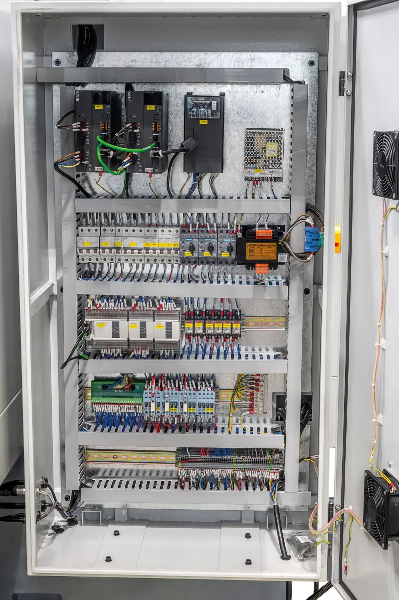 21813-urs-32100-plc-detail-schaltkasten