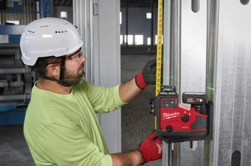 Aku zelený laser Milwaukee M12 A3PLO-401C, ONE-KEY, 360° 3 roviny, aku M12 B4 + C12 C + kufr, 4933499002