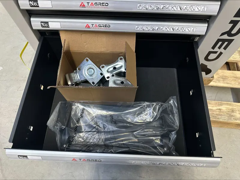 Montážní vozík TAGRED TA212 - výprodej. 7 zásuvek. Vybaveno 251 díly nářadí (TA55TA212)