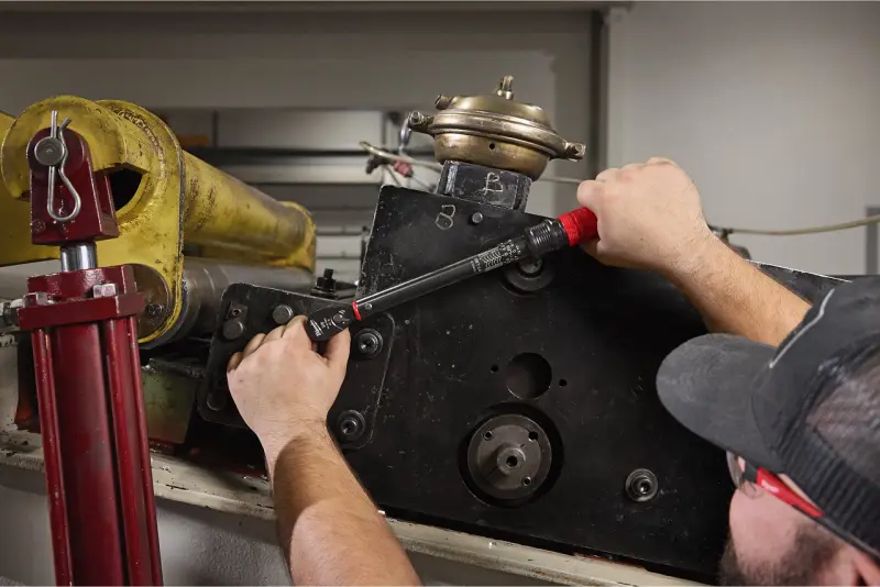 Momentový klíč s ráčnou a čtyřhranem 3/8" Milwaukee 20-100NM, 4932500824