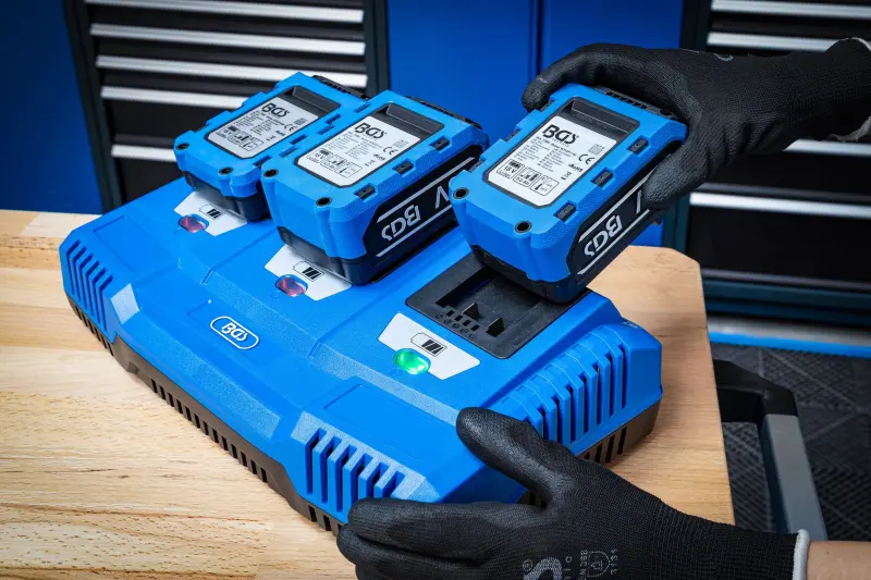 Vícenásobná nabíječka 3 x 2,5 A 18 V BGS 7385 (BGS107385)