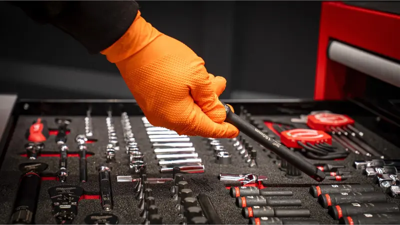 Vybavený dílenský vozík/skříň Milwaukee TOOLGUARD 46" (117 cm), 10 zásuvek, 501 ks nářadí, 4932502079
