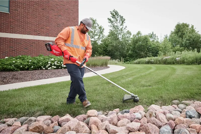 Aku strunová sekačka na trávu Milwaukee M18 FGTR-802, strunový vyžínač, 2x aku M18 FB8 + M12-18 FC, 4933502485