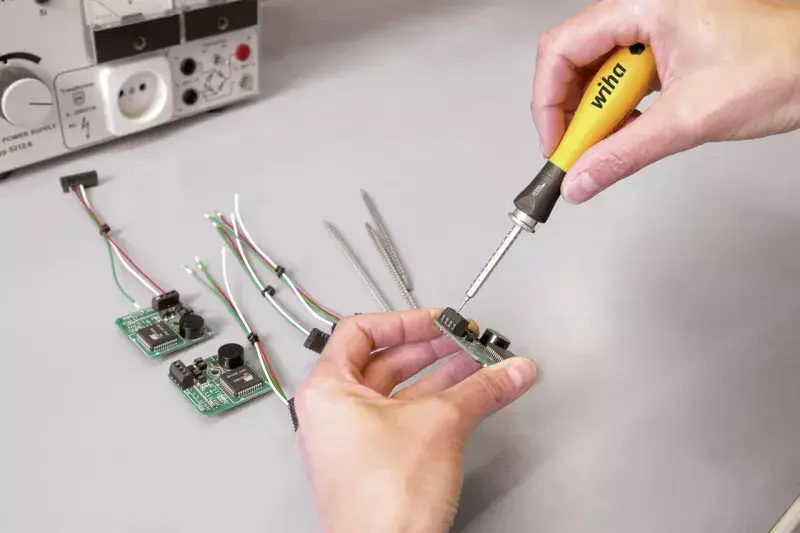 Rukojeť SoftFinish včetně bitů SYSTEM 4, typ 269ESD - 26dílná sada v boxu (WIHA10389)