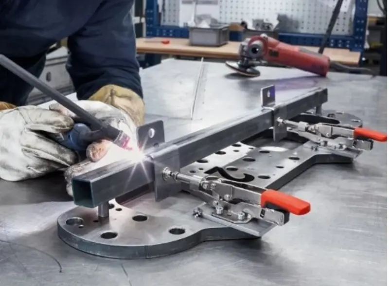 Variabilní upínač Bessey STC-IHH15 s posuvnou tyčí a vodorovnou upínací deskou (BES STC-IHH15)