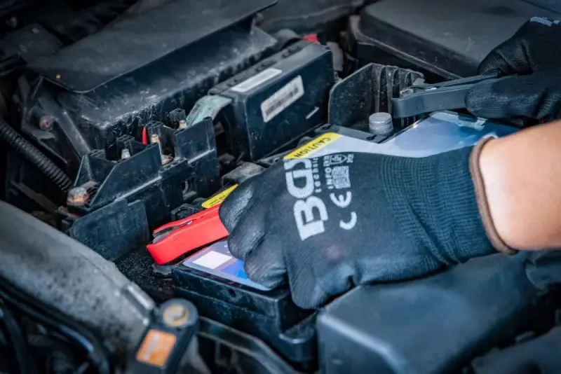 Digitální nabíječka baterií 6/12 V (4 A) BGS1063506 (BGS1063506)